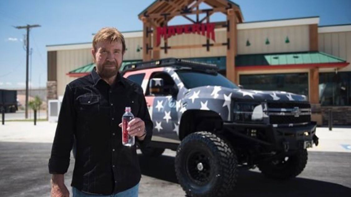 Chuck Norris slaví 85 let: Největší drsňák hollywoodu má v garáži auta stejně drsná jako on sám. Skoro