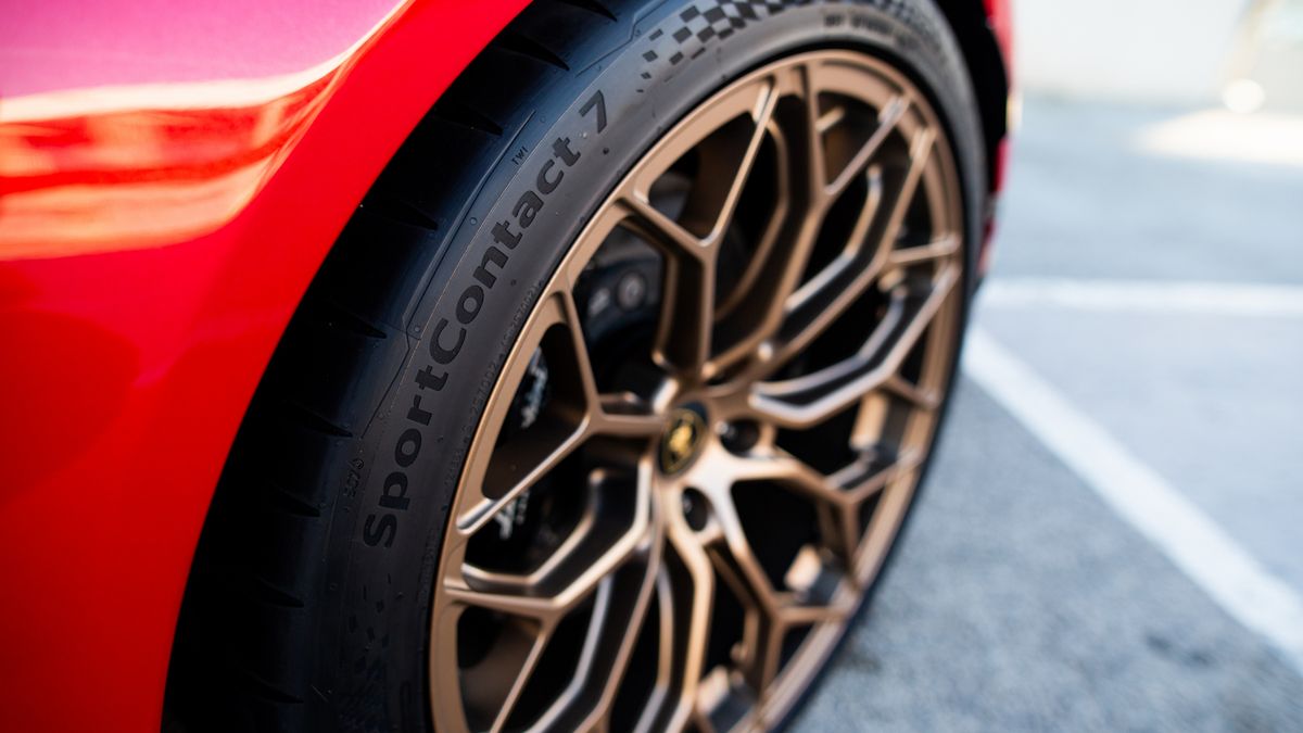 Test letních pneumatik 225/40 R18: Jedna pneu totálně propadla, brzdnou dráhu měla o víc než 20 metrů delší než vítěz testu