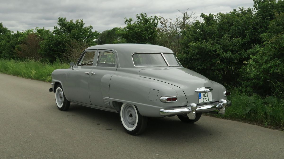 Studebaker je dávno zaniklá americká značka, která vyráběla superpohodlná auta. Champion DeLuxe je toho skvělým důkazem