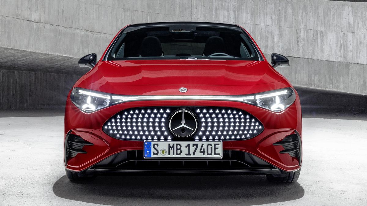 Krasavec s přelomovou technikou: Mercedes CLA je špičkový elektromobil, ale nevzdal se ani spalováku