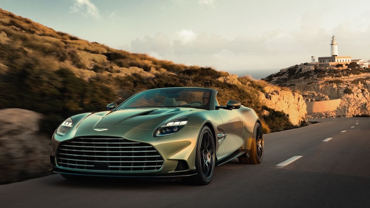 Nahoře bez a pekelně rychle: Aston Martin představuje otevřenou raketu Vanquish Volante s mocným V12