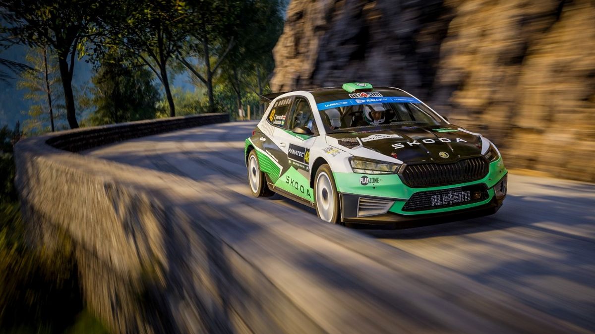 Jezdci soutěží na virtuálním asfaltu i šotolině. Vítěz Škoda eRally Cupu usedne za volant opravdové soutěžní Fabie