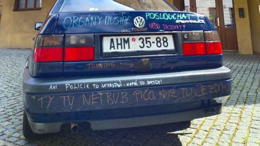 Na prodej je auto z oblíbené české komedie se Štěpánem Kozubem. A je v hodně svérázné úpravě