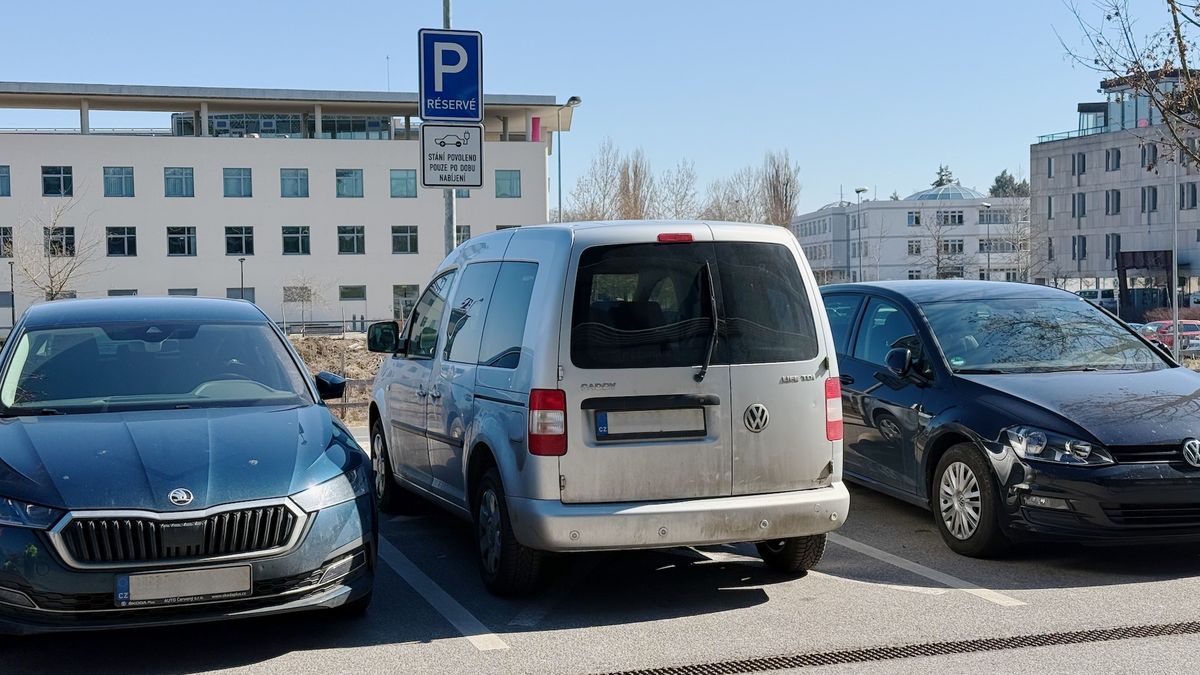 Za parkování na místech pro elektromobily mohou dostat pokutu i řidiči elektromobilů. Se spalovákem na nich stát můžete také, ale…