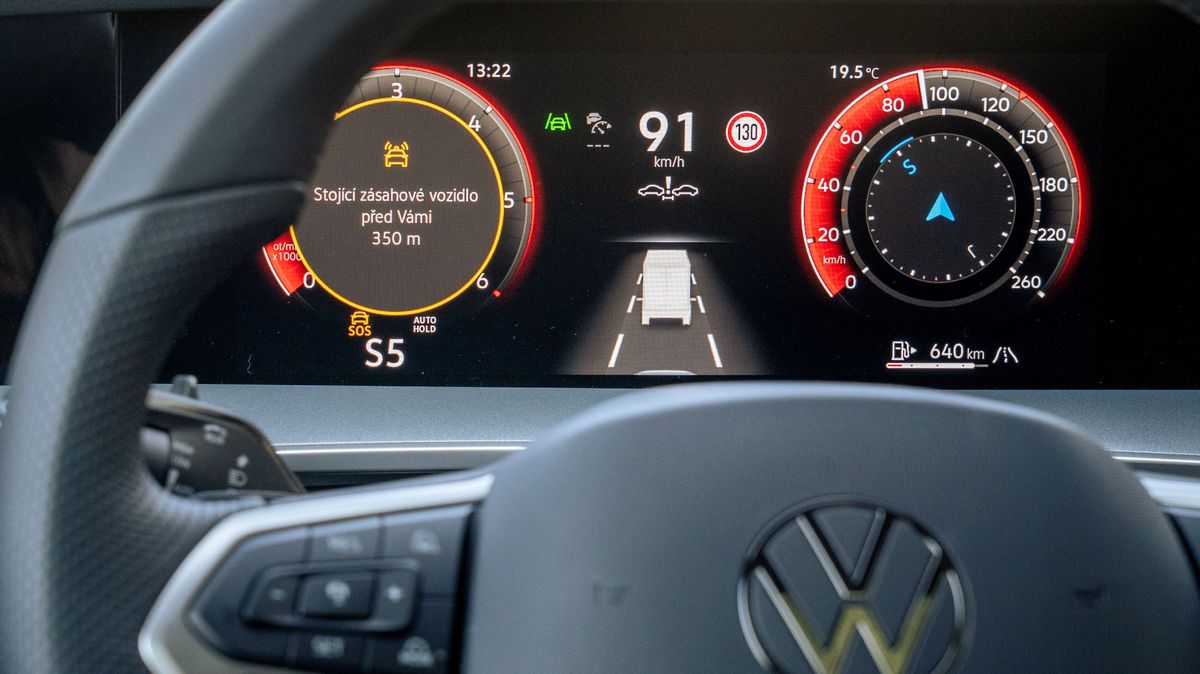 Volkswagen spustil v Česku chytrý systém, díky němuž si auta povídají se silnicemi. Slibuje vyšší bezpečnost