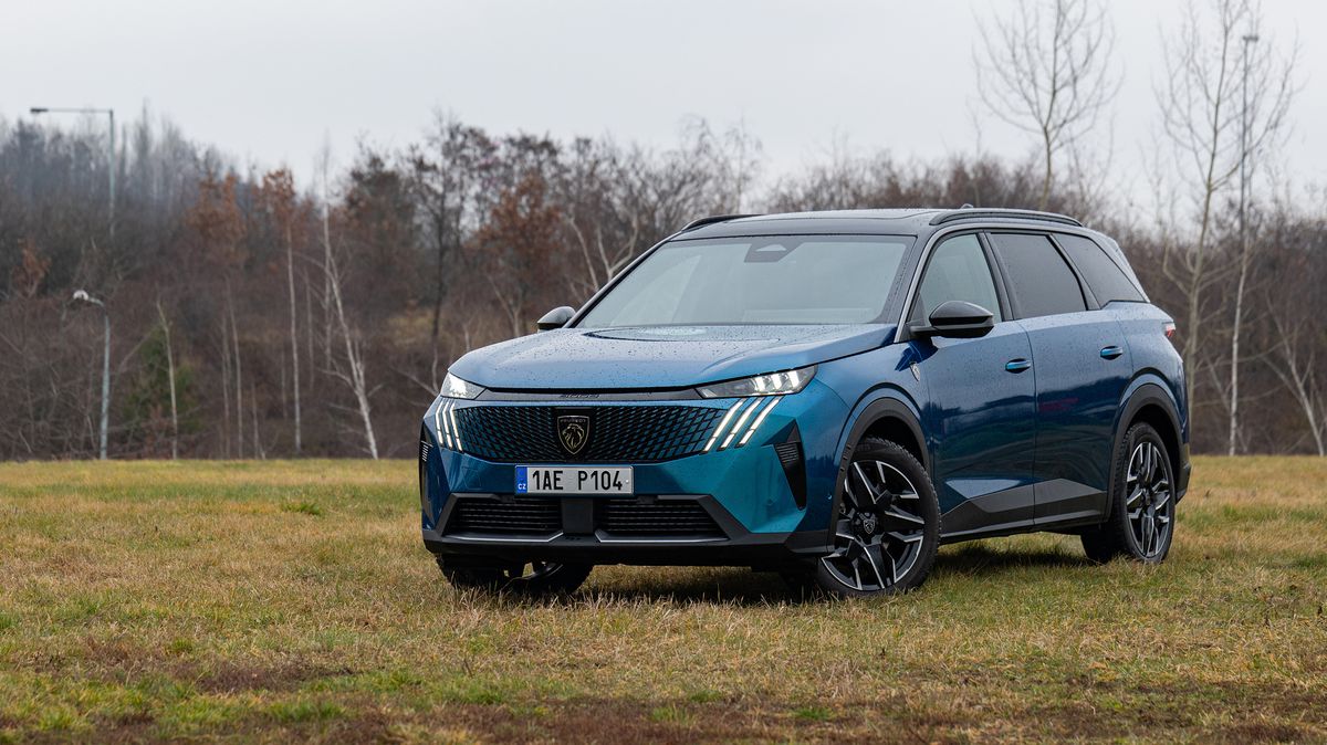 Rodinný Peugeot 5008 dobře vypadá a nabízí prostor až pro 7 lidí. Vyzkoušeli jsme ho se dvěma odlišnými pohony