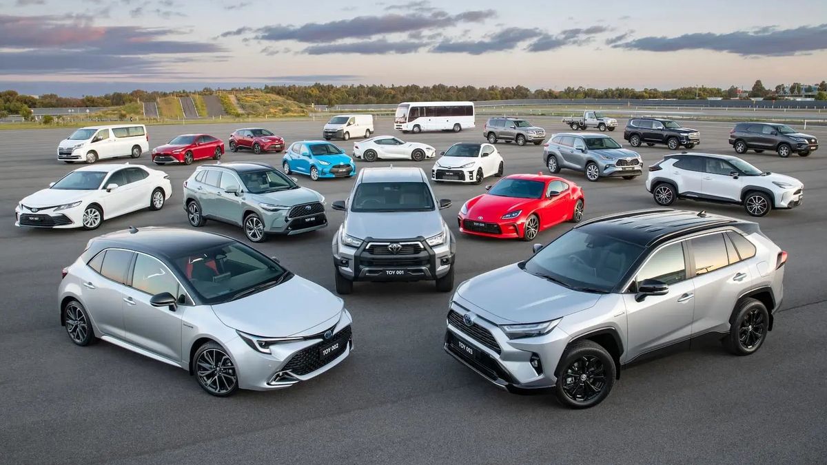 Chceme zákazníkům nabídnout to, co chtějí, říká Toyota a dál mixuje spalováky, hybridy a elektromobily
