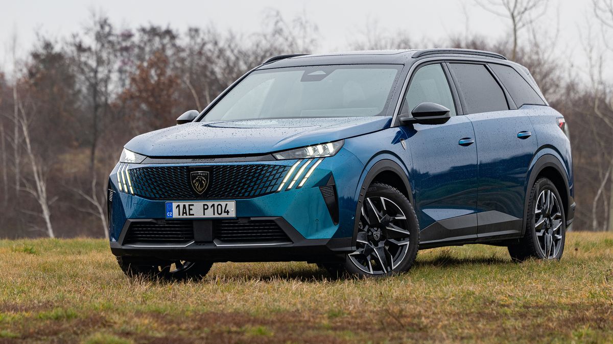 Je fešný, prostorný a jezdí za pár. Peugeot 5008 pro sedm teď koupíte s desetitisícovými slevami