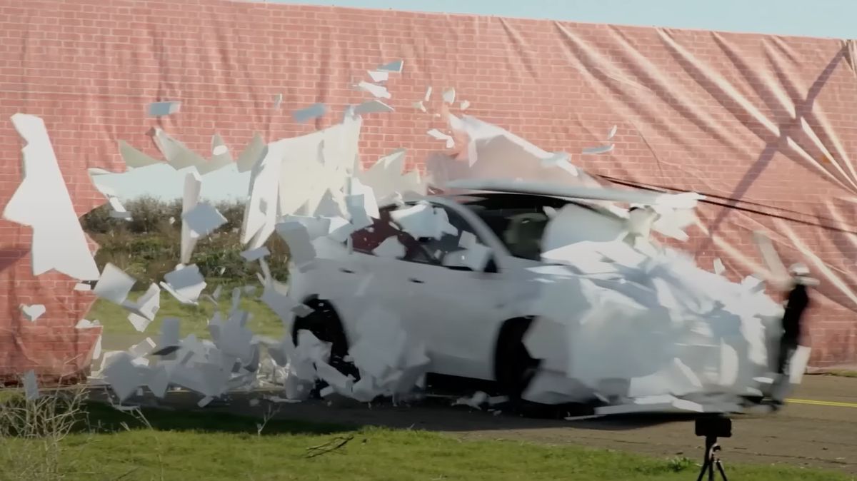 Teslu a lexus poslali v netradičním testu přímo proti zdi. Jeden autopilot zastavil na výbornou, druhý totálně pohořel