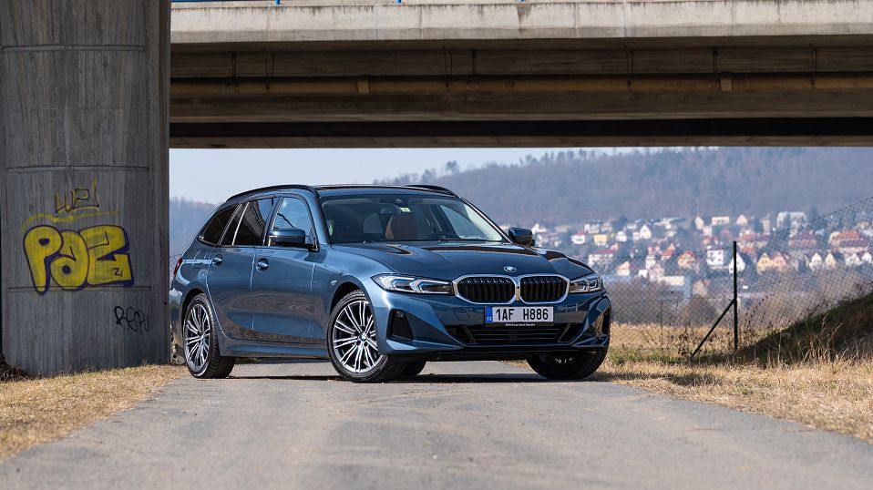 BMW 320d Touring je i po drobném omlazení velmi příjemným kombíkem. Jezdí hezky a za málo