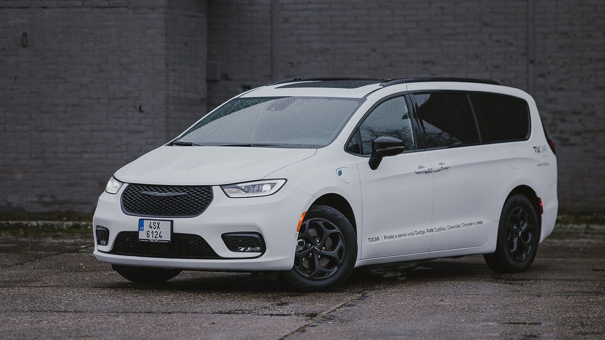 Rodinný Chrysler Pacifica je z druhu, který v Evropě skoro vymřel. Jako amerika žrát nemusí, ale i tak je to něco za něco