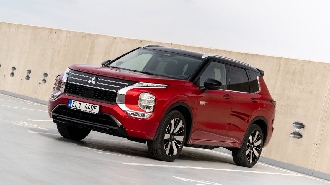 Mitsubishi Outlander má inovativní hybridní pohon, takže ujede přes 100 km na elektřinu a poradí si i v terénu