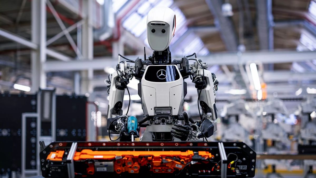 Je to tady! V berlínské továrně Mercedesu začínají pracovat humanoidní roboti. Zatím jako brigádníci