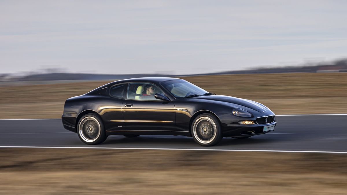 Na Maserati 4200 GT se bojíte jen křivě podívat, aby se „nepodělalo“. Ale pokud jede, je to, jako když děláte zakázané věci