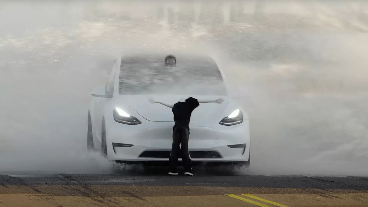 Další plané sliby? Musk oznámil, že ještě tento měsíc spustí jeho Tesla službu robotaxi