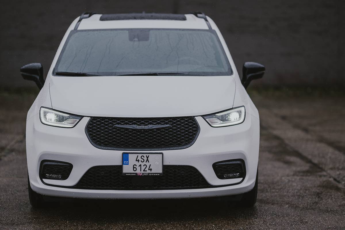 Chrysler Pacifica Plug-in Hybrid.