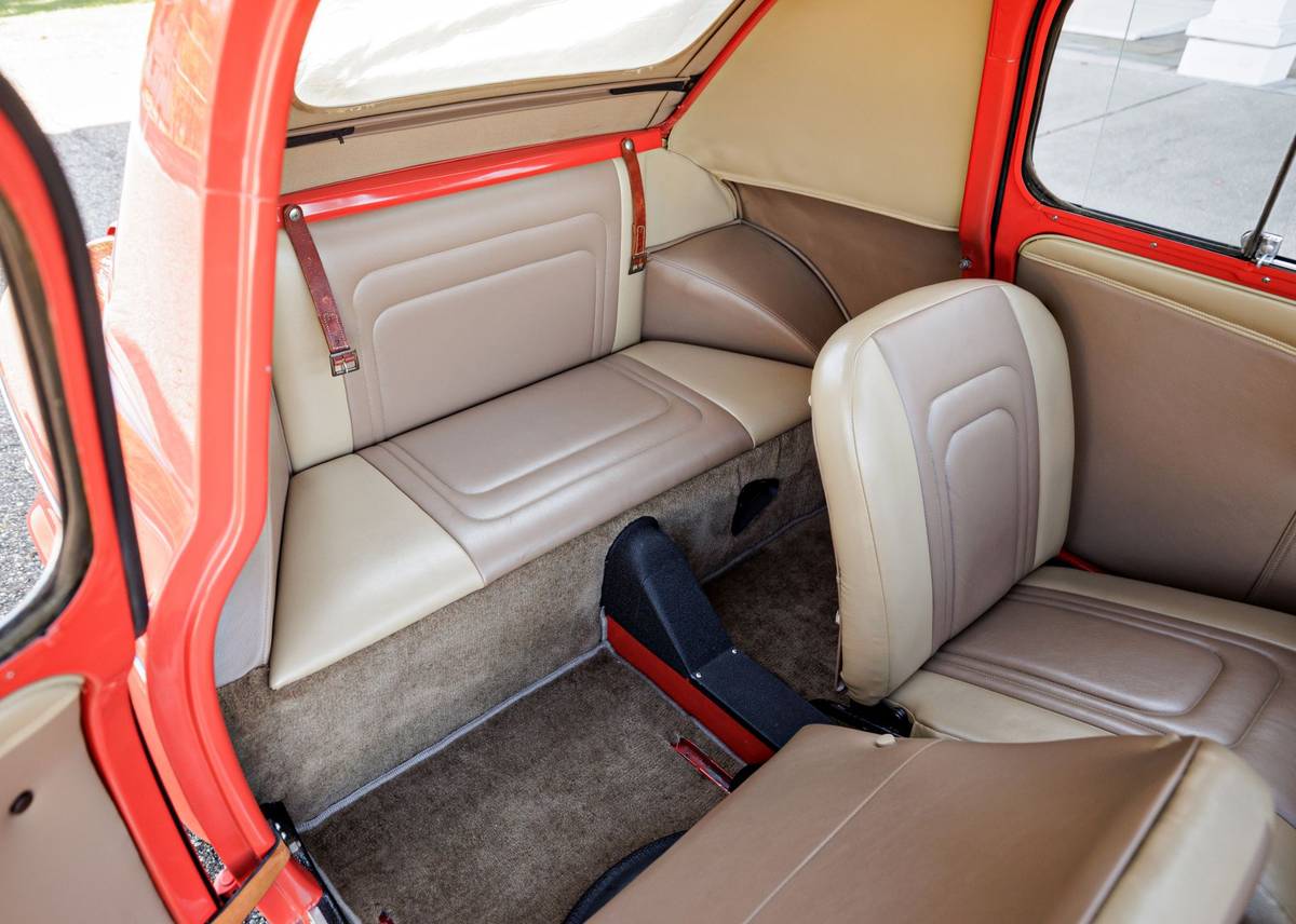 Prostor za předními sedadly se hodil hlavně pro zavazadla, vešly se tam ale i dvě děti.