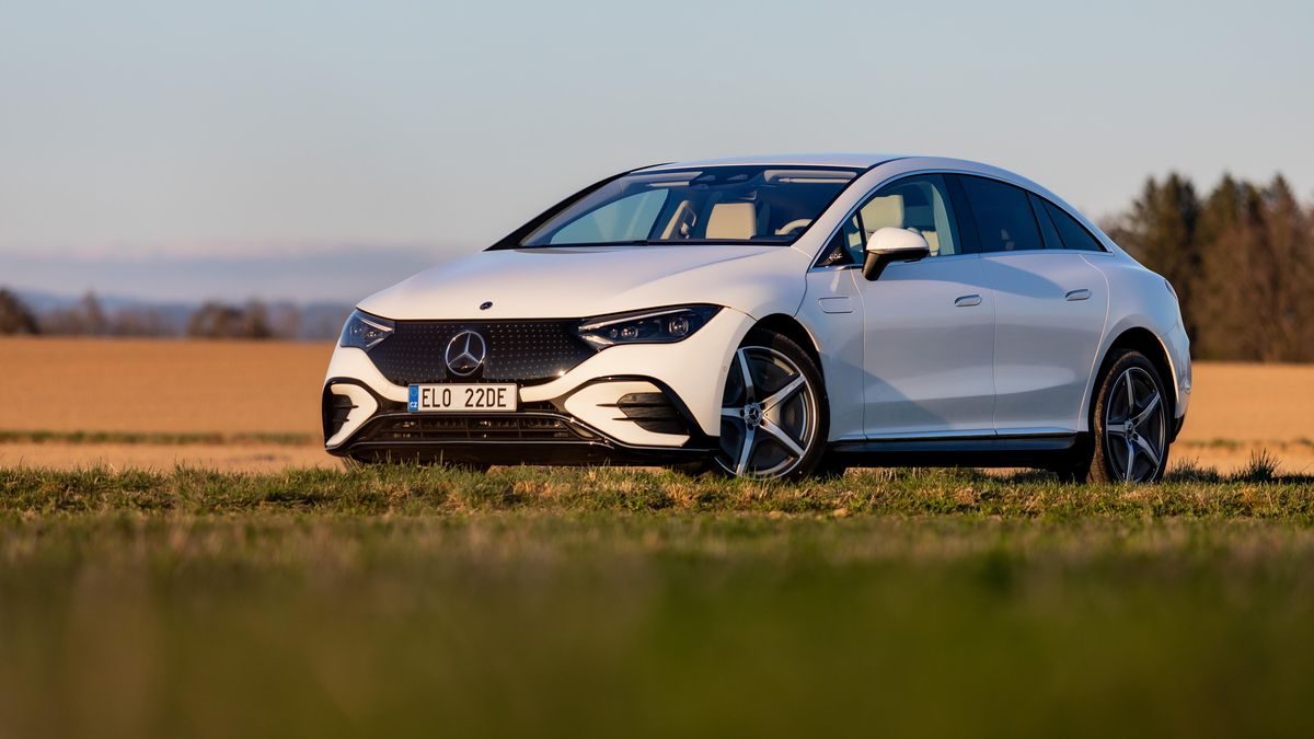 Říkají mu vajíčko, ale ve skutečnosti je Mercedes EQE efektivní sedan plný vychytávek. Designově časem možná dozraje
