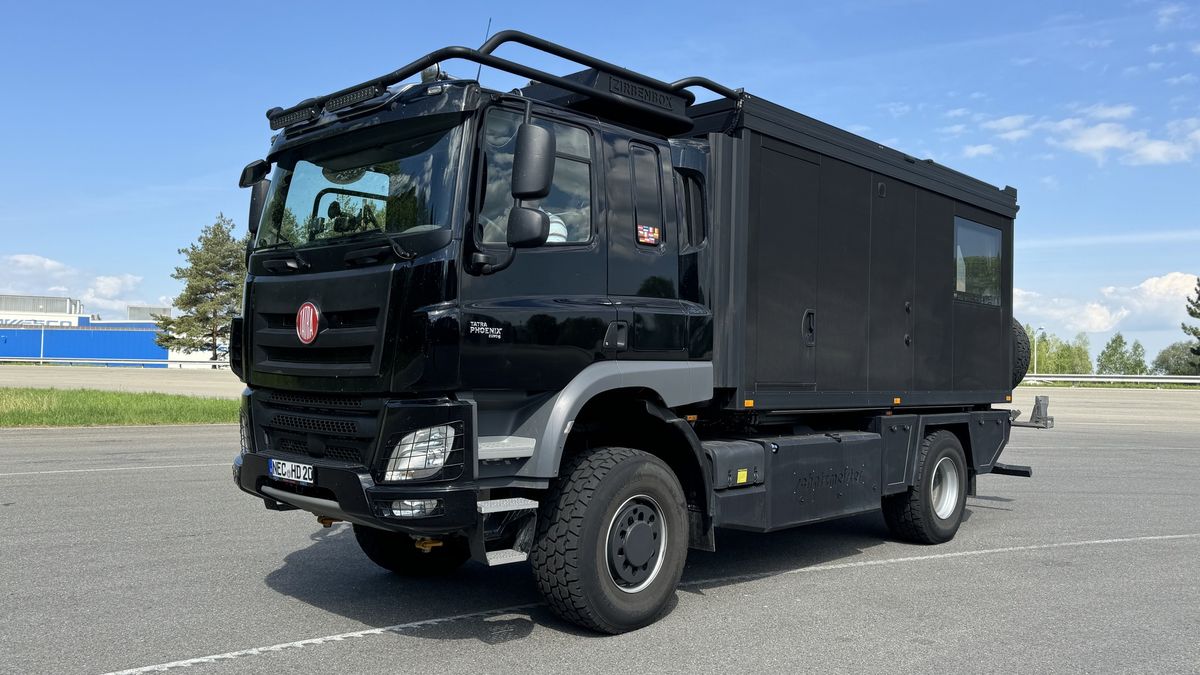 Obytná Tatra Phoenix, která nás dostala nejen temně černou barvou: Je plná přírodních materiálů a spát můžete dokonce na střeše