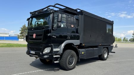 Obytná Tatra Phoenix, která nás dostala nejen temně černou barvou: Je plná přírodních materiálů a spát můžete dokonce na střeše 