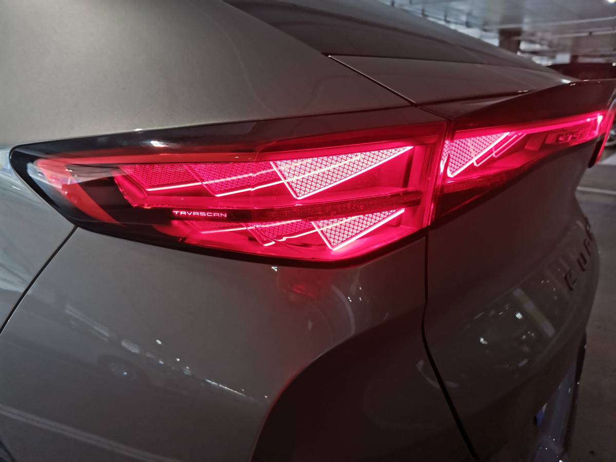 Ostré tvary zadních svítilen podtrhují dynamiku Tavascanu.