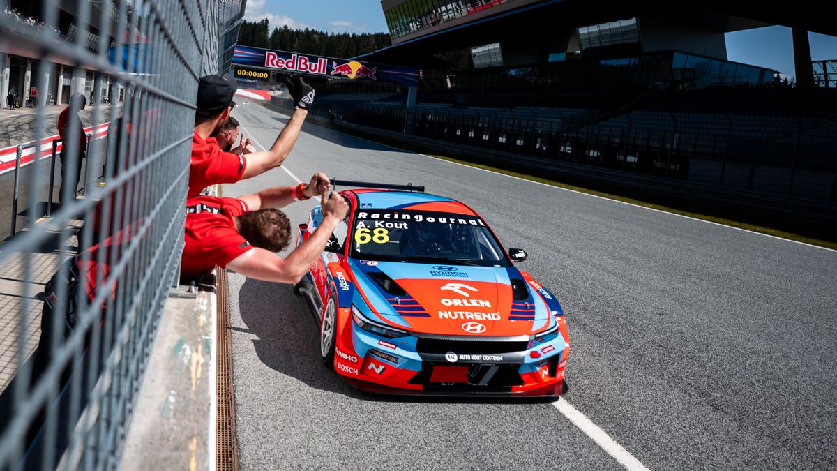 Hladké vítězství i parádní stíhací jízda. Český tým Janík Motorsport vyrazil za obhajobou evropských titulů