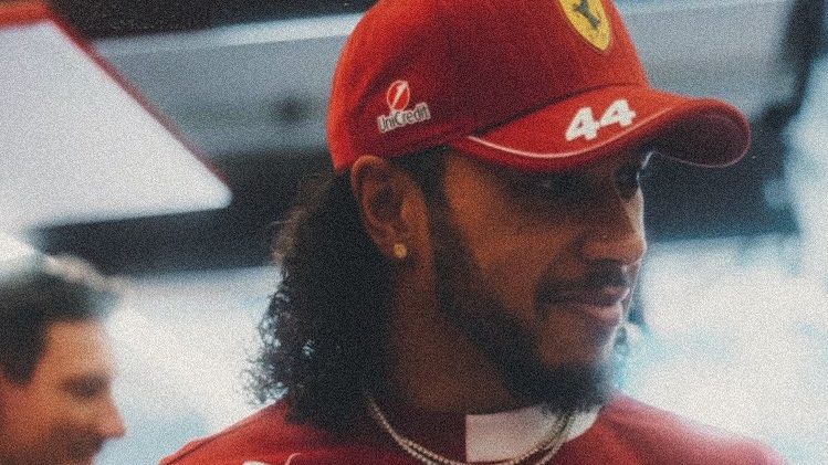 Lewis Hamilton má účes jako Jágr v devadesátkách! Před nedělním závodem šokoval celý paddock