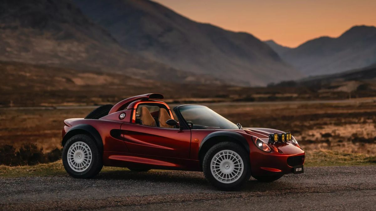 Sporťák místo treter obul galoše: Ikonický Lotus Elise se z okruhu vrhá přímo do bláta