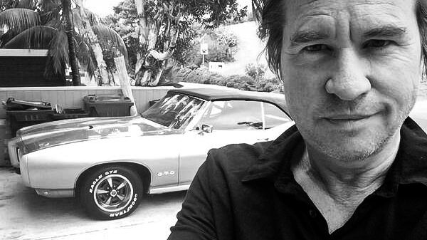 Zemřel herec Val Kilmer. Není spojen jen s batmobilem, ale ještě jedním kultovním autem. A skoro nikdo o tom neví