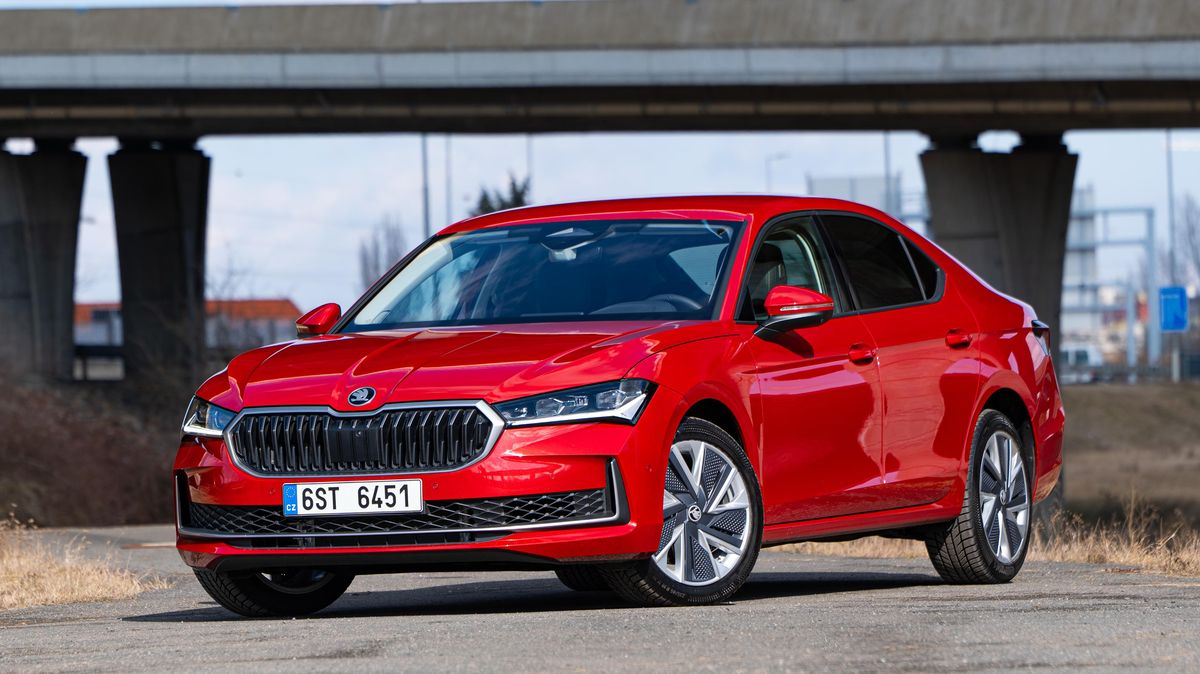 Škoda Superb s nejsilnějším benzinem je takové skryté RS. A zbavila se nejotravnější vlastnosti předchůdce