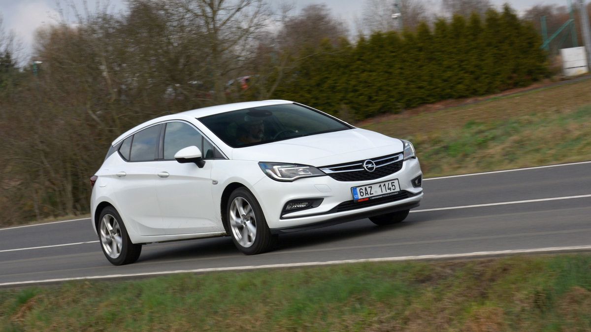 Ojetý Opel Astra 1.6 Turbo je tajný bazarový tip na velmi rychlé auto. A do peněženky díru neudělá