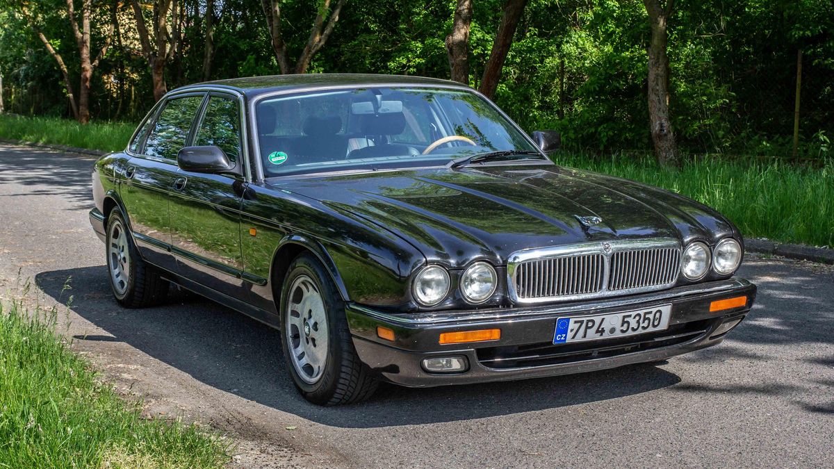 Luxusní Jaguar XJ byl v devadesátkách ještě úžasné auto. Jezdí jako nic jiného, je celkem spolehlivý a koupíte ho pod sto tisíc