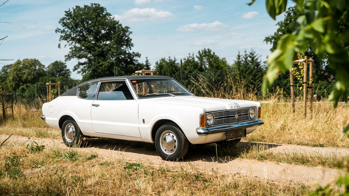 Ford Taunus se vyráběl i jako nádherné Coupe. V testované verzi s maličkým motorem ale nebyl sportovní ani trochu