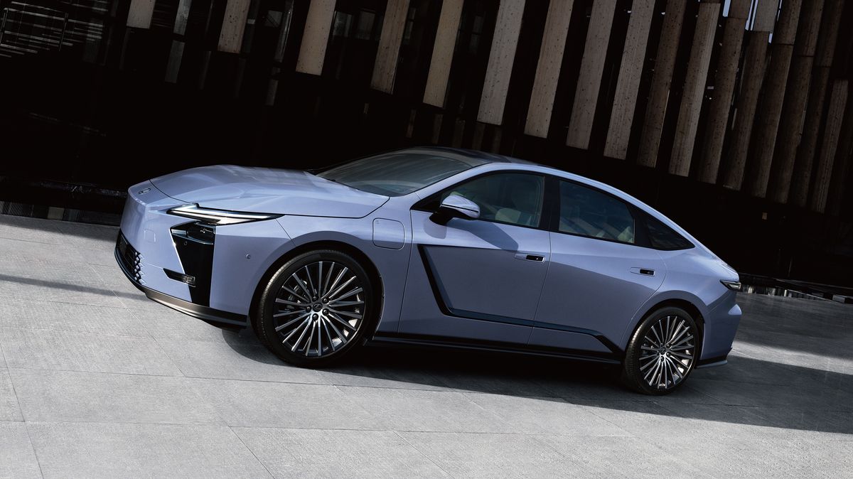 Lexus představuje osmé ES a je hodně odvážné. Komu se nelíbí, má na pořízení současného dost času