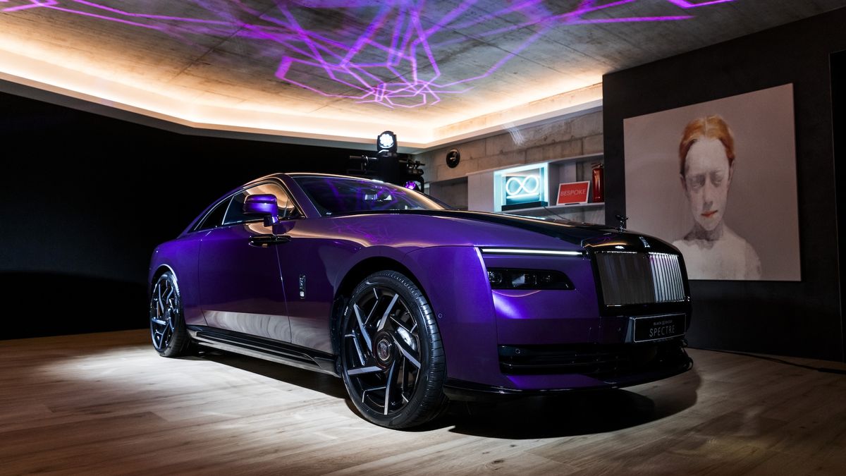 Do Česka dorazil nejvýkonnější Rolls-Royce všech dob. Je temně fialový, na pokyn divoký a nesmírně luxusní