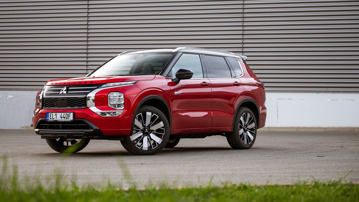 Mitsubishi Outlander se vrací ve velkém stylu! Má přes 300 koní a může jezdit za hubičku. Navíc velmi pohodlně