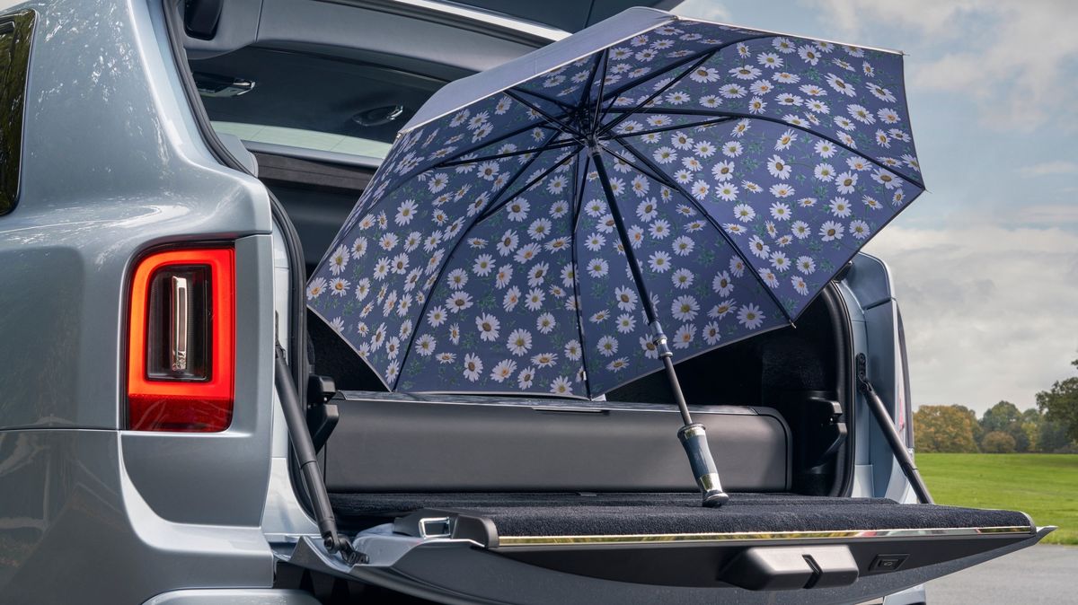 Tento zakázkový rolls-royce inspirovaly slovenské Tatry a sedmikrásky. Vzhledem k majiteli je to příznačné