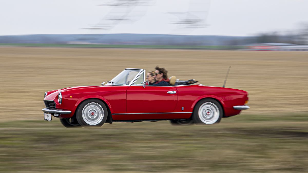 Úžasný Fiat Spider 2000 je nádherná hračka na léto. Nestojí moc a svezení je typicky italské. V nejlepším slova smyslu!
