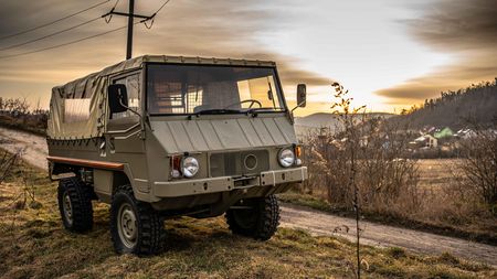 Vojenský Pinzgauer možná neznáte, ale je to v terénu neuvěřitelně schopné auto. I proto, že má něco společného s tatrovkou