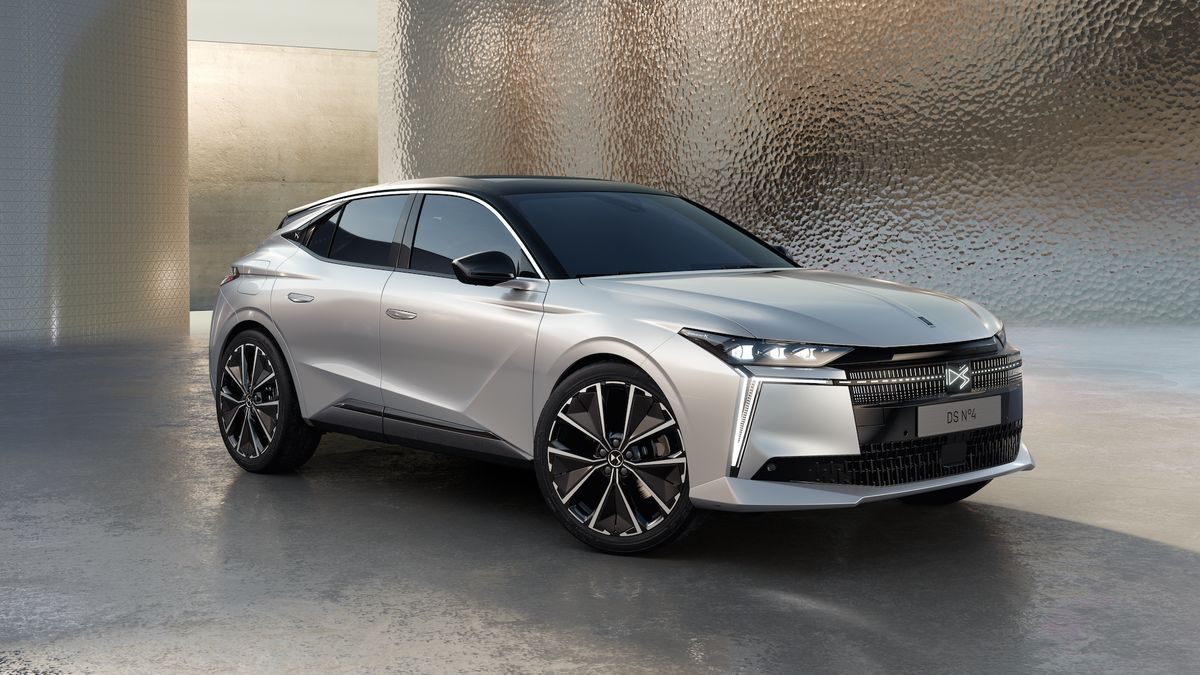 Elegantnější, elektrifikovanější, efektivnější. DS představuje vylepšený hatchback N°4, do Česka dorazí ještě letos