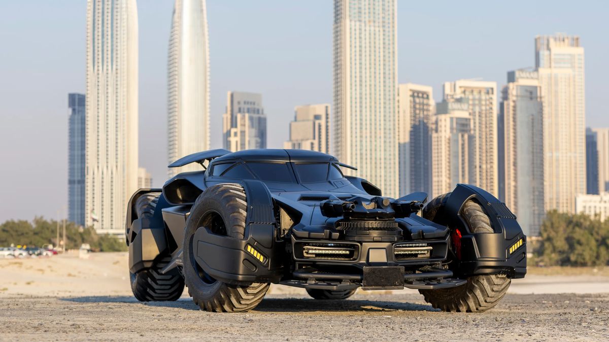 Nemáte šanci poznat, jaké auto posloužilo tomuto Batmobilu za základ. Navíc tahle černá bestie může legálně na silnice