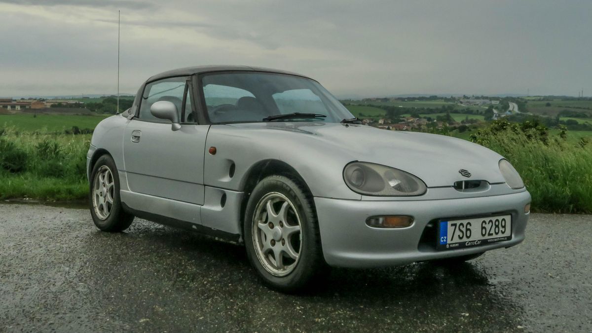 Suzuki Cappuccino je tak maličké, že se do něj skoro nevejdete. Výkonu také moc nemá, ale stejně je to neskutečná sranda!