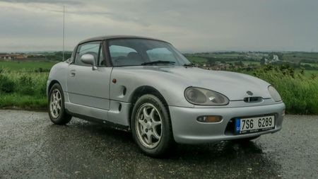 Suzuki Cappuccino je tak maličké, že se do něj skoro nevejdete. Výkonu také moc nemá, ale stejně je to neskutečná sranda!