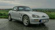 Suzuki Cappuccino je tak maličké, že se do něj skoro nevejdete. Výkonu také moc nemá, ale stejně je to neskutečná sranda!