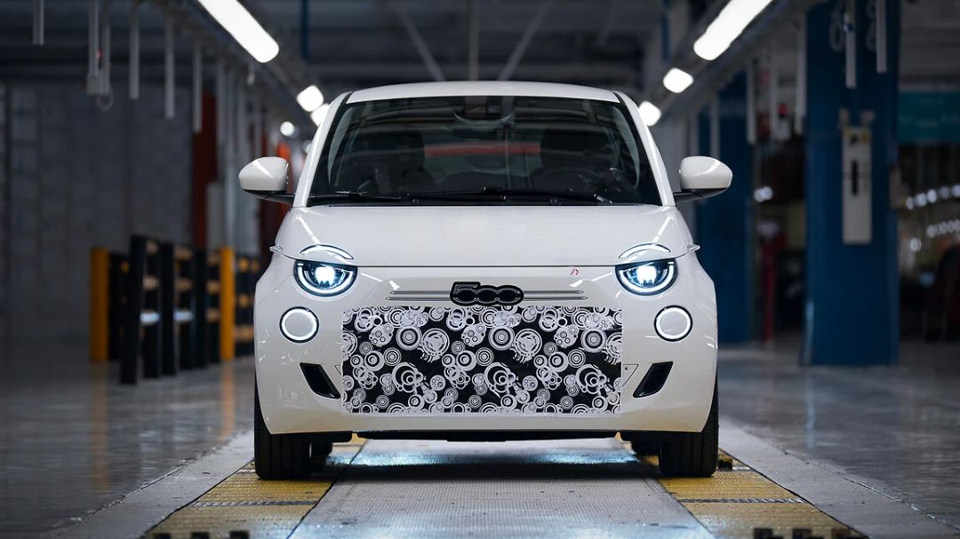 Fiat chtěl prodávat maličkou pětistovku jen jako elektromobil. Nikdo ji nechtěl, tak přidal spalovací motor