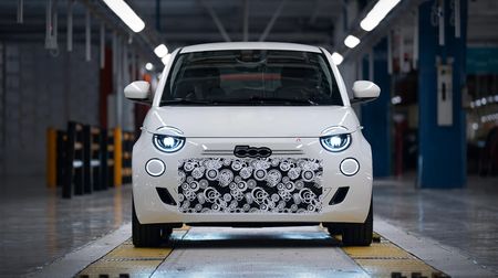 Fiat chtěl prodávat maličkou pětistovku jen jako elektromobil. Nikdo ji nechtěl, tak přidal spalovací motor