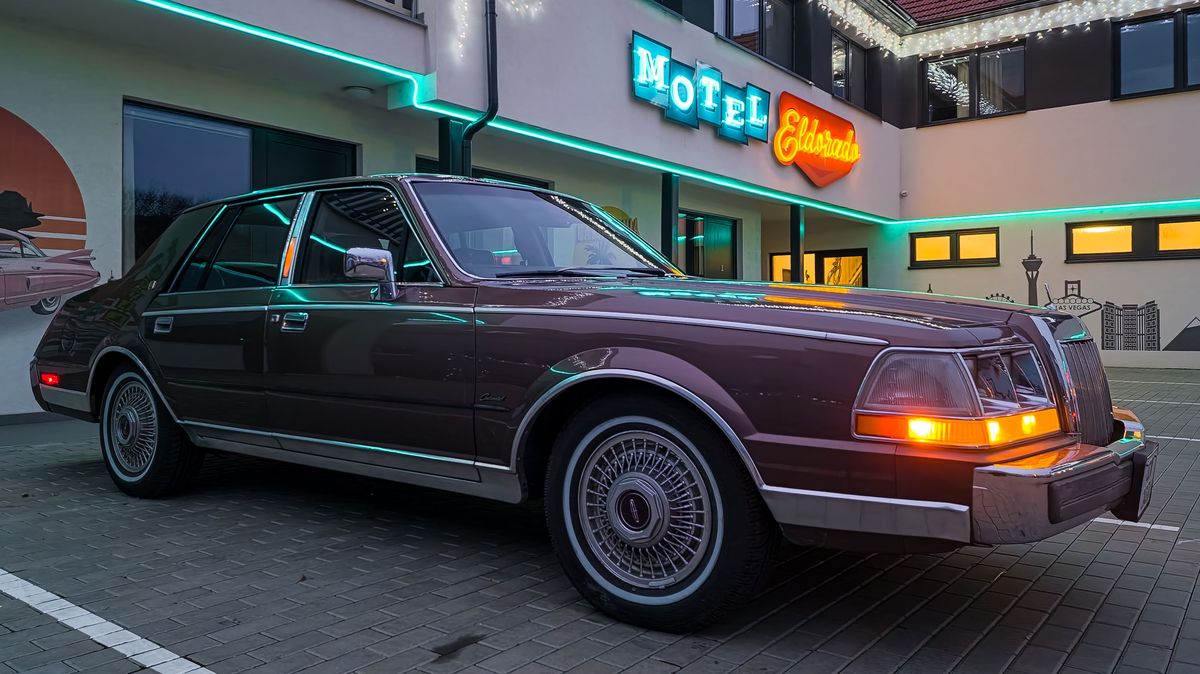 Lincoln Continental se v osmdesátkách zmenšil, pořád je ale velký jak evropské luxusní auto. A ještě pohodlnější