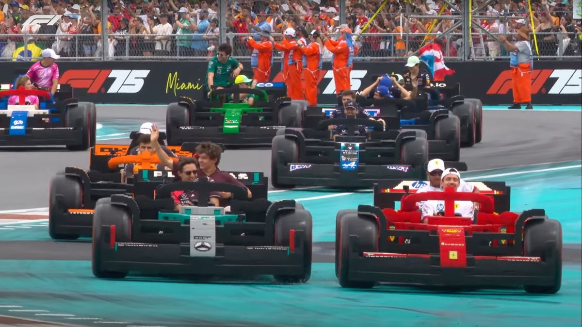 Nejvtipnější česká stopa v historii F1? Jezdci závodili a bourali v monopostech z lega. Postavili je v Kladně