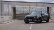 Volvo XC60 snad nestárne. Plug-in hybrid v nejvyšší 
výbavě potěší kultivovaností, pohodlím i výkonem
