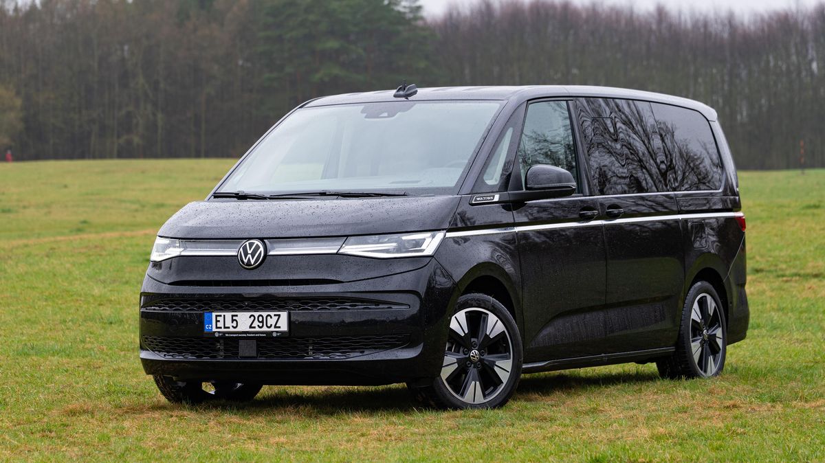 V týdnu mama taxi, o prázdninách k moři: VW Multivan je i jako hybrid úžasně všestranný, navíc konečně umí 4 × 4. Ale ta cena…